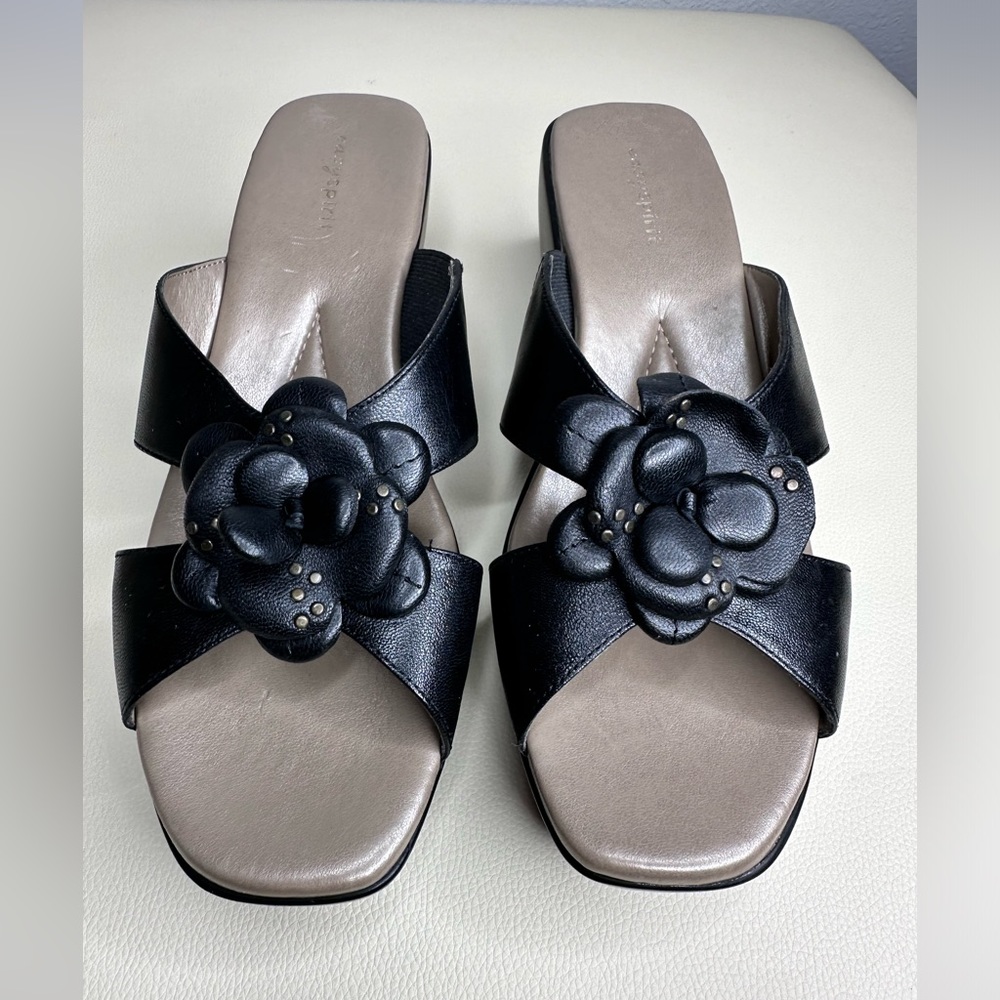 easy spirit shoes women  Black sandals size 9.   (L59)